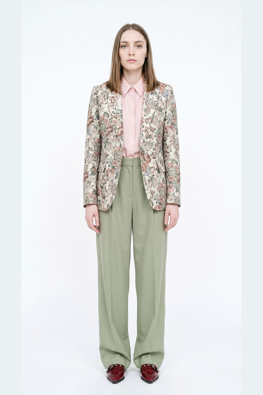 Figura intera frontale con blazer jacquard floreale e pantaloni verde salvia