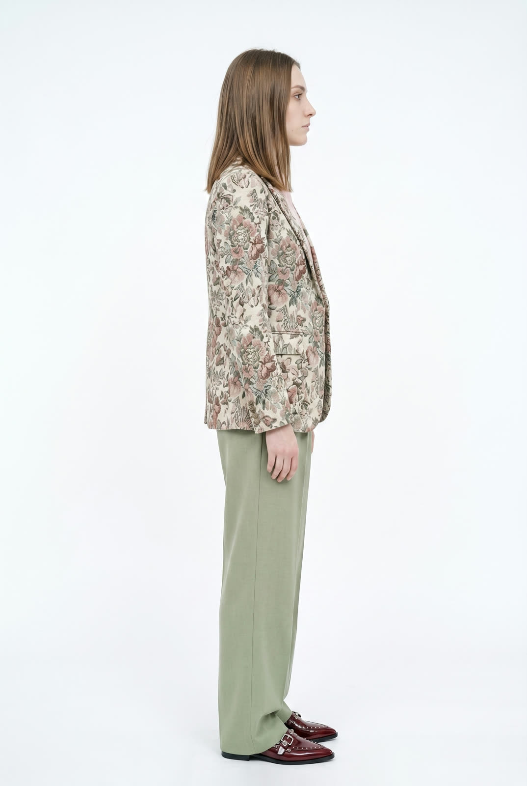 Figura intera di profilo con blazer jacquard floreale