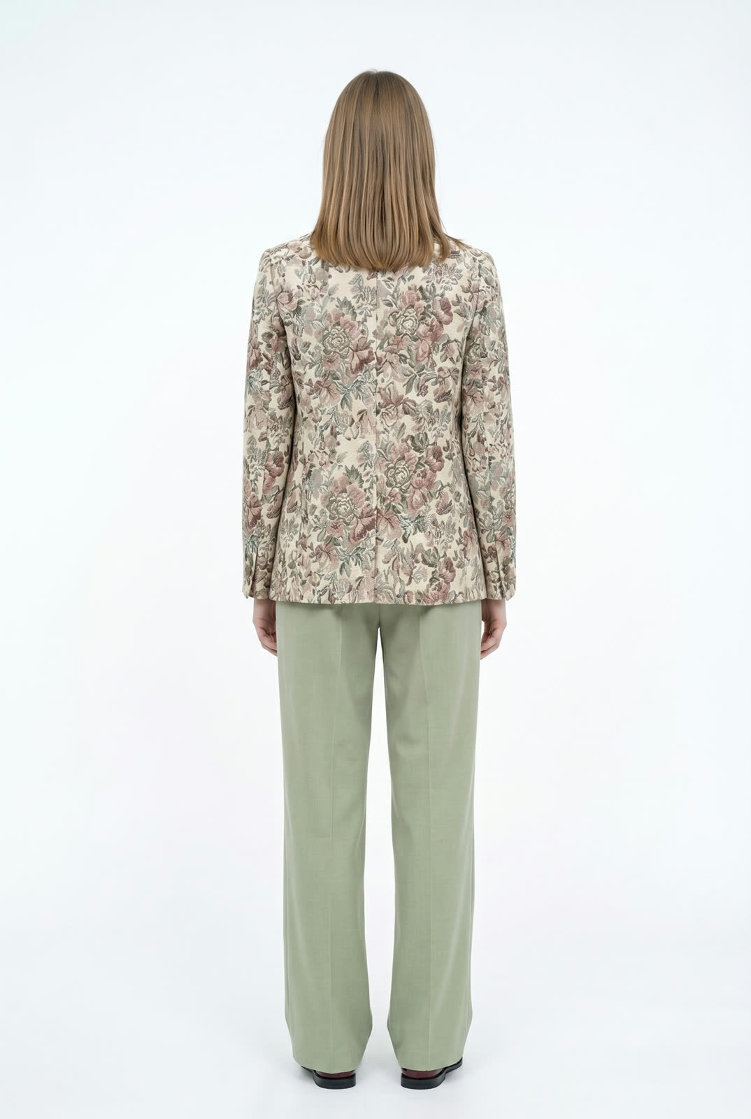 Figura intera di spalle con blazer jacquard floreale